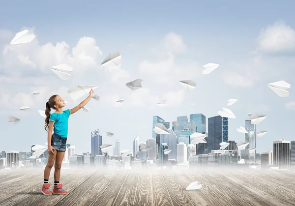 Schattig Kind Meisje Staan Houten Vloer Papier Vliegtuigen Vliegen Rond — Stockfoto