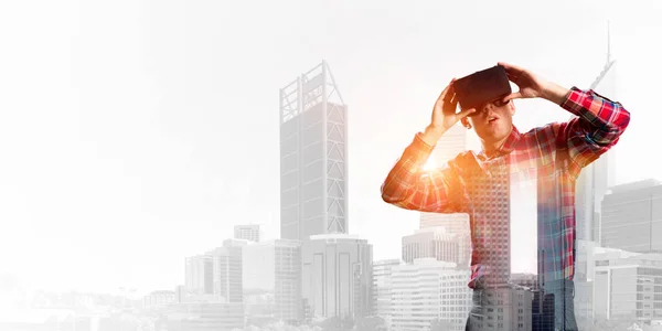 Jongeman Met Virtual Reality Headset Bril Stadsgezicht Achtergrond — Stockfoto
