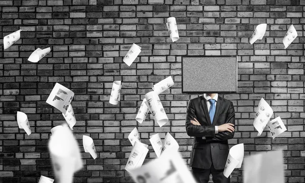 Geschäftsmann Anzug Mit Fernseher Statt Kopf Die Arme Verschränkt Während — Stockfoto