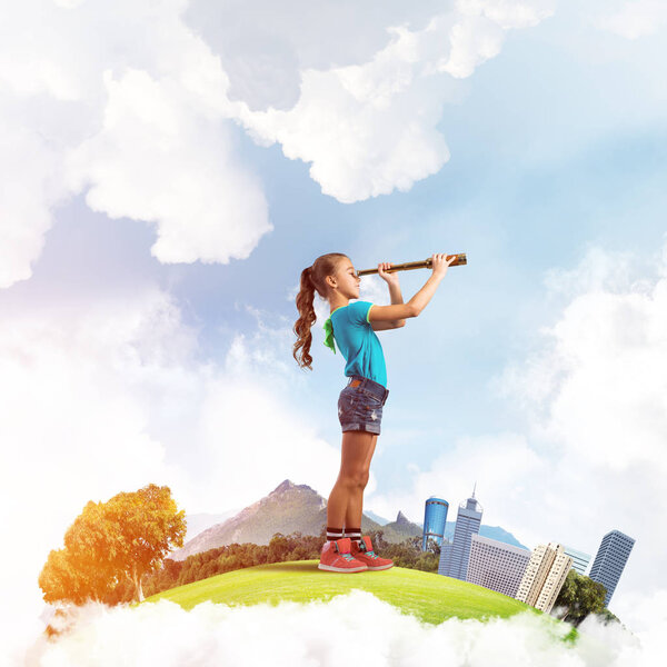 Милая девочка на городском плавучем острове, смотрящая в зеркало