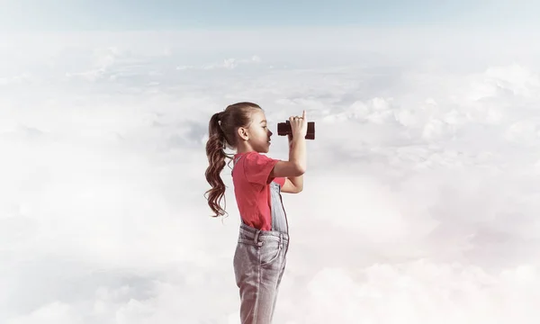 未来を夢見ている空背景に対してオーバー オールでかわいい女の子 — ストック写真