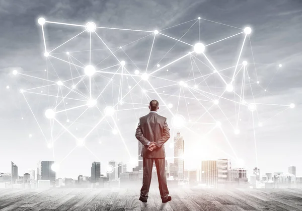 Uçan adada duran sevimli kız kağıt uçak fırlatıyor.