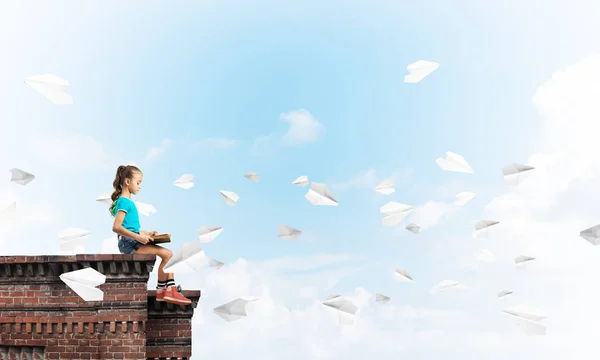 Menina Bonito Sentado Telhado Edifício Livro Leitura — Fotografia de Stock