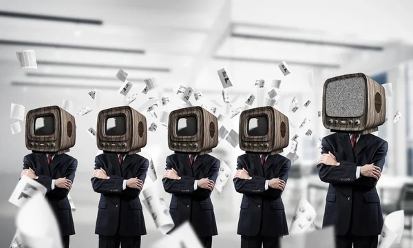오피스 그들의 머리를 Tv와 양복에 실업가 — 스톡 사진