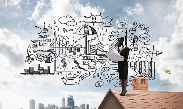 Evin çatısında baş durmak yerine kamerayla zum yapan yüzsüz iş kadını.