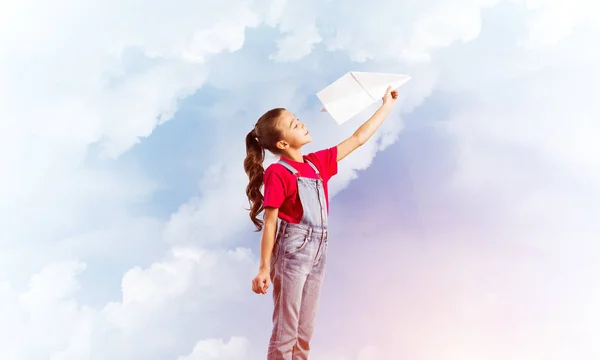 Schattig Kind Meisje Overalss Met Papier Vliegtuig Hand — Stockfoto