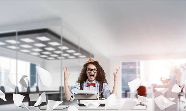 Glückliche Schreiberin Mit Hut Und Brille Mit Schreibmaschine Während Sie — Stockfoto