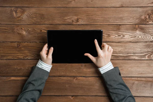 Nahaufnahme Weiblicher Hände Die Bildschirm Mit Dem Finger Auf Tablet — Stockfoto