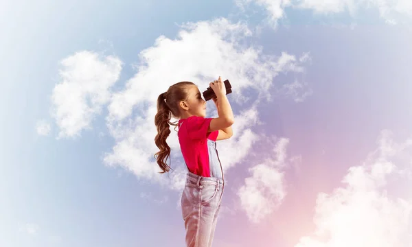 Kleines Süßes Mädchen Overalls Vor Himmelblauem Hintergrund Träumt Von Der — Stockfoto