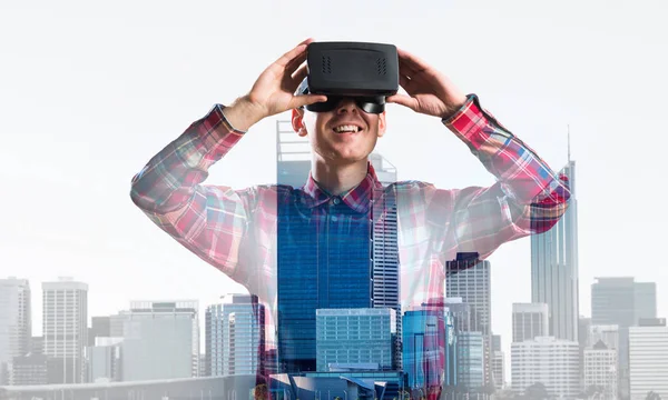 Hombre Joven Con Auriculares Realidad Virtual Gafas Sobre Fondo Paisaje —  Fotos de Stock