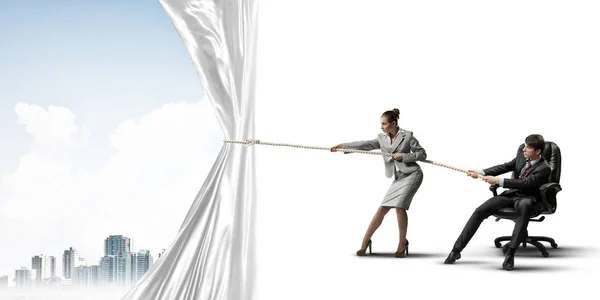 Двоє Бізнесменів Тягнуть Білу Порожню Тканину Мотузкою — стокове фото