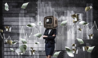 Uçan euro banknot ve analitik grafikler duvar arka plan üzerinde çizilmiş karşı dururken iş kadını kıyafetli kafa silah tutmak yerine eski Tv ile geçti. 3D render.