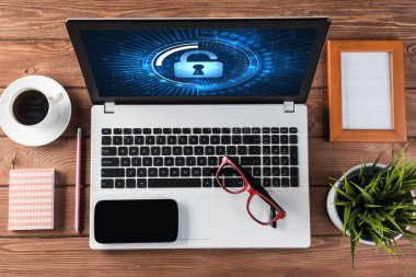 İş çalışma alanı başı işleri ve asma kilit simgeleri ekranda ile dizüstü bilgisayar ile