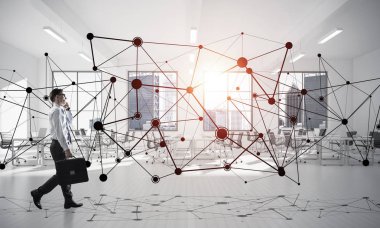 Modern ofis içi ve sosyal bağlantı kavramındaki zarif iş adamı. Karışık ortam