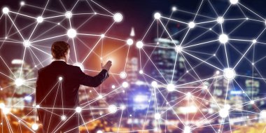 İşadamı gece cityscape sosyal bağlantı medya kavramı ile çalışma karşı arkadan görünüm