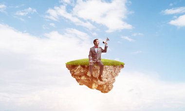 Yeşil Adası'nda oturan ve duygusal megafon içinde çığlık genç işadamı