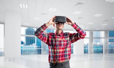 Sanal gerçeklik kulaklık veya 3d gözlük odasında oyun oynama ile genç adam