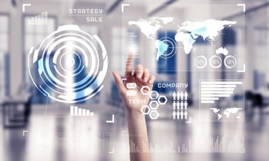 Ekranda medya arayüzü ve arka planda ofis içi çalışan bir kadın eli