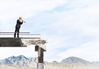 Genç takım elbiseli mühendis ve spyglass Tamirhane üzerinde duran arka planda gökyüzü ve doğa manzaralı seyir kask. 3D render.