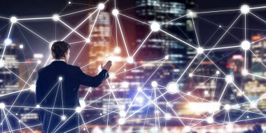 İşadamı gece cityscape sosyal bağlantı medya kavramı ile çalışma karşı arkadan görünüm