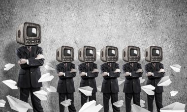 Kağıt uçaklar ile gri duvar boş odada arka plan üzerinde uçan arasında üst üste duran işadamları başlarını silah tutmak yerine eski Tv ile takım elbiseli geçti.