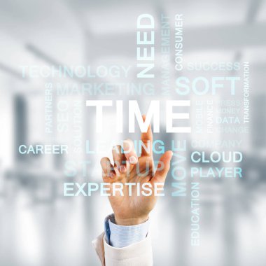 İş kadını elinin parmaklarıyla dokunarak iş dünyasına ait kavramsal sözcüklere yakınlaşması