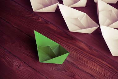 Tahta masadaki origami tekneleri.