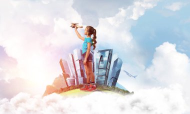 Şehrin yüzen adasında eski model uçaklarla oynayan tatlı bir kız.