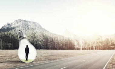 Genç işadamı asfalt yolda ampulün içinde mahsur kaldı.