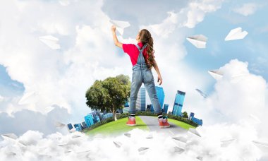 Yüzen adada kağıt uçak atan tatlı bir kız.