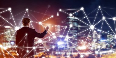 İşadamı gece cityscape sosyal bağlantı medya kavramı ile çalışma karşı arkadan görünüm