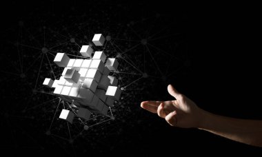 Yeniliğin sembolü olarak insan eli küp figürüne yakın olmak. Karışık ortam.