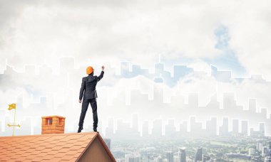 Mühendis, evinin çatısına geri döndü ve şehri çiziyor. Karışık ortam