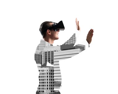 Sanal gerçeklik kulaklığı olan genç bir adam ya da şehrin arka planında 3 boyutlu gözlüklü.