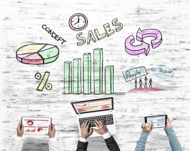 Ellerinde cihazlar bulunan üç kişilik bir grup iletişim ve ağ oluşturma sembolü olarak birlikte çalışıyor.