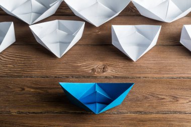 Tahta masadaki origami tekneleri.