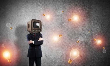 İşadamı kıyafetli kafa kol kesimine uçan arasında duran geçti tutmak yerine eski Tv ve arka plan üzerinde koyu gri Duvar ile.