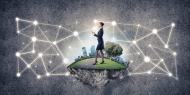 Uçan yeşil adada beton zeminde zarif bir iş kadını.