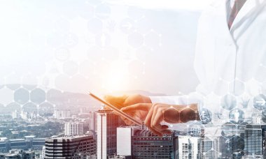 Cityscape modern görünümü ve medya arayüzü ile beyaz steril önlük emin doktor çift pozlama.