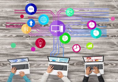 Ellerinde cihazlar bulunan üç kişilik bir grup iletişim ve ağ oluşturma sembolü olarak birlikte çalışıyor.