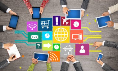 Ellerinde cihazlar bulunan bir grup insan, iletişim ve ağın sembolü olarak birlikte çalışıyor.