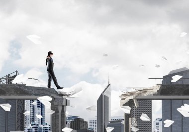 Yürüyüş işadamı kocaman bir boşluk ile beton köprü üzerinde uçan kağıt uçaklar arasında gizli tehditler ve riskler sembolü olarak gözleri. Cityscape görünümü arka plan üzerinde. 3D render.