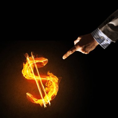 Yangın parlayan dolar işareti işaret eden işadamı el kapatın