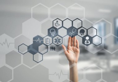 Kadın eli tıp konseptiyle medya ekranının simgesine dokunuyor