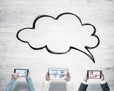 Ellerinde cihazlar bulunan bir grup insan, iletişim ve ağın sembolü olarak birlikte çalışıyor.