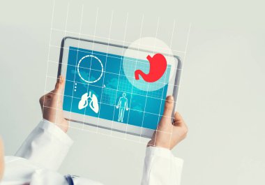 Doktorun ellerinde ilaç arayüzü ekranı olan tablet pc aygıtı