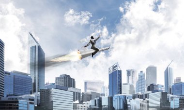 Arka plan üzerinde modern cityscape gökdelenler ve mavi gökyüzü ile roket üzerinde uçan takım elbiseli genç işadamı kavramsal görüntü.