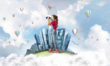 Sevimli kız şehir yüzen ada dürbün içinde seyir üzerinde