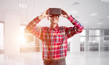 Sanal gerçeklik kulaklık veya 3d gözlük odasında oyun oynama ile genç adam