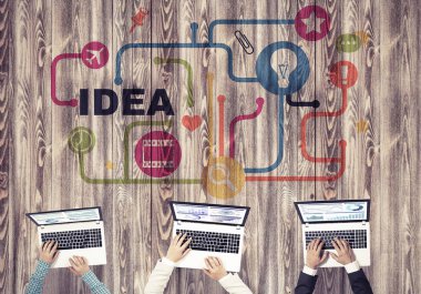 Ellerinde cihazlar bulunan üç kişilik bir grup iletişim ve ağ oluşturma sembolü olarak birlikte çalışıyor.